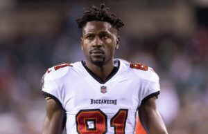 O ex-astro da NFL Antonio Brown retorna a Miami após renunciar à extradição Ex-jogador da NFL Antonio Brown é procurado por tentativa de homicídio