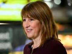 O ex-chefe do Banco da Inglaterra critica o orçamento de Rachel Reeves como um ‘fandango fiscal’ que ‘paralisou’ as empresas – mas o ministro culpa o cão de guarda pela incerteza das ‘areias móveis’ Um ex-economista-chefe do Banco da Inglaterra alertou hoje que o 'fandango fiscal' em torno do orçamento de Rachel Reeves causou 'paralisia' na economia do Reino Unido.