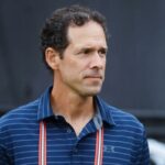 Paul DePodesta olhando para a direita.