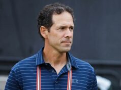 O ex-executivo do Mets Paul DePodesta deixando os Browns da NFL para retornar à MLB com Rockies Paul DePodesta olhando para a direita.