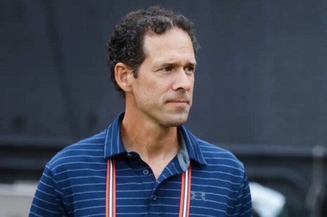 O ex-executivo do Mets Paul DePodesta deixando os Browns da Paul DePodesta olhando para a direita.
