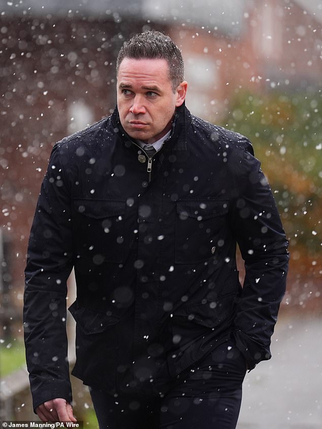 O ex-marido de Katie Price, Kieran Hayler, 'estuprou e agrediu O ex-marido de Katie Price, Kieran Hayler, chegou ao tribunal após ser acusado de estupro e agressão sexual de uma menina de 13 anos enquanto era casado com a estrela