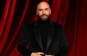 O filho parecido de John Travolta, Ben, 14, cresceu em um vídeo raro John Travolta toca em 2025 ao lado dos filhos Ella e Ben