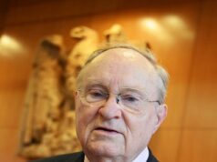 O fundador da Dignitas, 92 anos, termina sua vida dias antes de seu aniversário em uma de suas clínicas de morte assistida O fundador da Dignitas, Ludwig Minelli, suicidou-se aos 92 anos numa das suas próprias clínicas de morte assistida, poucos dias antes do seu aniversário.