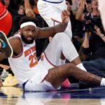 Mitchell Robinson reage após cair no chão e perder uma enterrada no segundo tempo no Madison Square Garden em Nova York, Nova York, 2 de novembro de 2025.