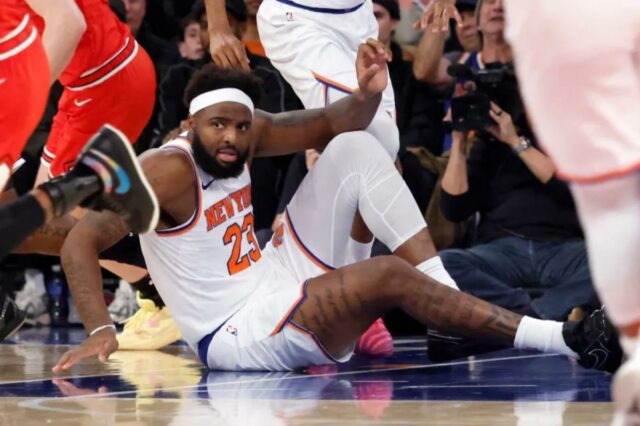 Mitchell Robinson reage após cair no chão e perder uma enterrada no segundo tempo no Madison Square Garden em Nova York, Nova York, 2 de novembro de 2025.