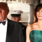 O presidente Donald Trump (à esquerda) e a primeira-dama Melania Trump (à direita) aguardam a chegada do príncipe herdeiro saudita Mohammed bin Salman para um jantar no Salão Leste na noite de terça-feira na Casa Branca