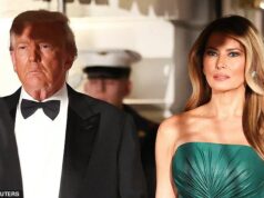 O gesto sutil de Melania para o príncipe saudita enquanto ela atordoa em um vestido verde sem alças após a extraordinária defesa de Trump no Salão Oval gerou indignação O presidente Donald Trump (à esquerda) e a primeira-dama Melania Trump (à direita) aguardam a chegada do príncipe herdeiro saudita Mohammed bin Salman para um jantar no Salão Leste na noite de terça-feira na Casa Branca