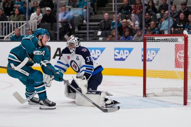 O gol tardio de Smith leva Sharks a uma vitória O gol tardio de Smith leva Sharks a uma vitória emocionante sobre o Winnipeg Jets
