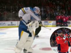 O goleiro do Blues, Jordan Binnington, tenta roubar o disco do histórico 900º gol de Alex Ovechkin O goleiro do Blues, Jordan Binnington, tenta roubar o disco do 900º gol de Alex Ovechkin.