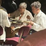 Ed Miliband (foto à direita) e outros delegados, incluindo a enviada climática do Reino Unido Rachel Kyte (foto ao centro) jantaram no Hotel Tivoli em Belém