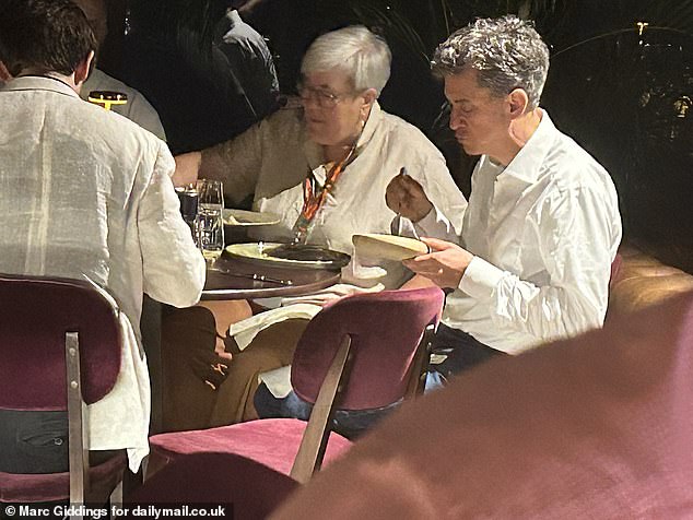 O governo trabalhista envia 210 delegados para a conferência climática Ed Miliband (foto à direita) e outros delegados, incluindo a enviada climática do Reino Unido Rachel Kyte (foto ao centro) jantaram no Hotel Tivoli em Belém