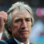 O grande Billy Bonds do West Ham morre aos 79 anos, os jogadores usam braçadeiras pretas durante o jogo do Liverpool