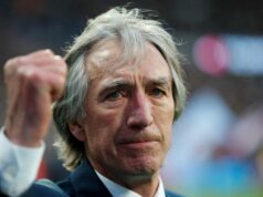 O grande Billy Bonds do West Ham morre aos 79 anos, os jogadores usam braçadeiras pretas durante o jogo do Liverpool O grande Billy Bonds do West Ham morre aos 79 anos, os jogadores usam braçadeiras pretas durante o jogo do Liverpool