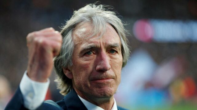O grande Billy Bonds do West Ham morre aos 79 anos, os jogadores usam braçadeiras pretas durante o jogo do Liverpool
