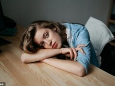 O guia definitivo do médico para curar a fibromialgia cruel: Sim, é real, mas os médicos de família podem ser tão desdenhosos. Por favor, não sofra em silêncio – leia isto, diz DR MAX PEMBERTON A fibromialgia é real. A dor não é imaginada. A exaustão pode ser avassaladora e o impacto na vida das pessoas é devastador (foto colocada por modelo)