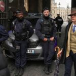 O 'homem Fedora' nas fotos do assalto ao Louvre é um garoto de 15 anos muito estiloso