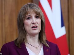 O imposto furtivo de Rachel Reeves custará às famílias trabalhadoras mais de £ 1.000, enquanto o Chanceler planeja uma ‘miscelânea’ de aumentos menores – e ‘pretende introduzir o imposto sobre milkshake’ As famílias trabalhadoras ficarão em situação pior em mais de £ 1.000 como resultado do iminente ataque fiscal furtivo de Rachel Reeves, alertaram os Conservadores na noite passada. Na foto: Sra. Reeves faz um discurso pré-orçamento em Downing Street no início deste mês