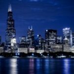 Horizonte da cidade de Chicago à noite. O imposto por aposta de Illinois desencadeia um declínio acentuado nas apostas, intensificando as preocupações da indústria