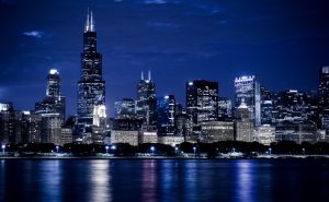 O imposto por aposta de Illinois desencadeia um declínio acentuado Horizonte da cidade de Chicago à noite. O imposto por aposta de Illinois desencadeia um declínio acentuado nas apostas, intensificando as preocupações da indústria