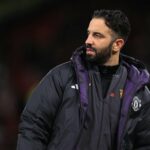 Matthijs de Ligt e Luke Shaw do Manchester United durante a partida da Premier League entre Manchester United e Everton em Old Trafford em 24 de novembro de 2025