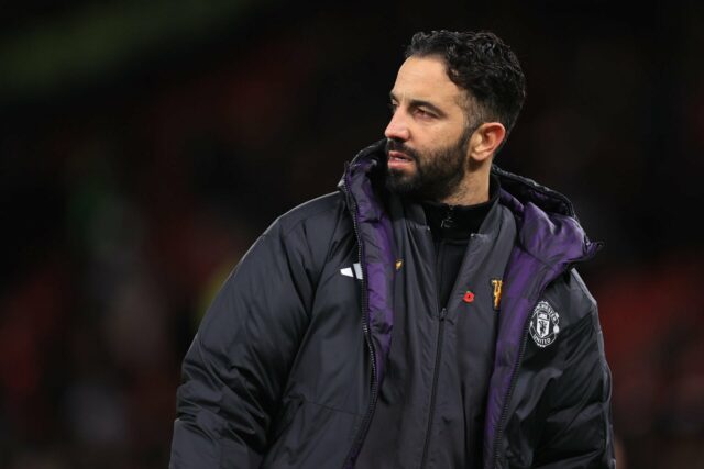 Matthijs de Ligt e Luke Shaw do Manchester United durante a partida da Premier League entre Manchester United e Everton em Old Trafford em 24 de novembro de 2025