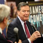James Comey falando ao microfone em seu evento de promoção de livro para