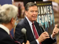 O juiz ordena que o DOJ entregue a transcrição do grande júri aos advogados de Comey – sugere que ‘a má conduta do governo pode ter prejudicado o processo’ James Comey falando ao microfone em seu evento de promoção de livro para