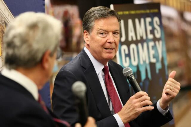 O juiz ordena que o DOJ entregue a transcrição do James Comey falando ao microfone em seu evento de promoção de livro para