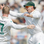 O lance de quatro postigos de Simon Harmer ajuda Proteas a eliminar a Índia em 189 corridas