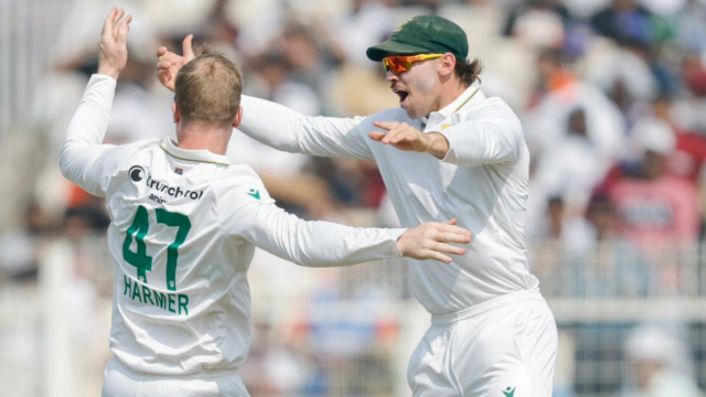 O lance de quatro postigos de Simon Harmer ajuda Proteas a eliminar a Índia em 189 corridas
