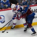 Artemi Panarin luta para controlar o disco enquanto luta contra Devon Toews pela posse de bola durante a derrota do Rangers por 6-3 para o Avalanche em 20 de novembro de 2025 em Denver.