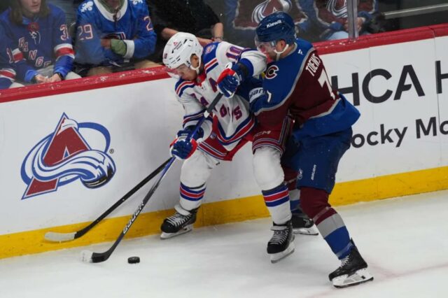 Artemi Panarin luta para controlar o disco enquanto luta contra Devon Toews pela posse de bola durante a derrota do Rangers por 6-3 para o Avalanche em 20 de novembro de 2025 em Denver.