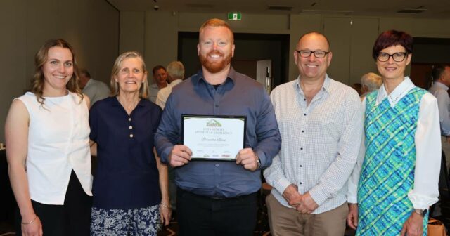 O legado do maquinista agrícola continua vivo com dois aprendizes sendo recompensados
