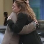 Em 7 de novembro, as irmãs, de 37 e 35 anos, respectivamente, pareciam alheias aos espectadores enquanto se abraçavam calorosamente antes de trocarem o que pareciam ser palavras de consolo no meio de uma movimentada rua Mayfair, em Londres.