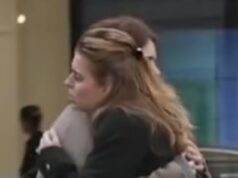 O leitor labial afirma que a princesa Beatrice e Eugenie juraram ‘estamos nisso juntas’ quando Andrew foi destituído de títulos – depois que os fãs sugeriram que as fotos de Mayfair foram ‘encenadas’ Em 7 de novembro, as irmãs, de 37 e 35 anos, respectivamente, pareciam alheias aos espectadores enquanto se abraçavam calorosamente antes de trocarem o que pareciam ser palavras de consolo no meio de uma movimentada rua Mayfair, em Londres.