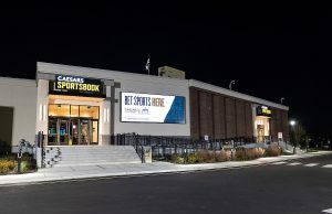 O local do New Caesars abre suas portas para apostas esportivas, bar e restaurante na pista Grande inauguração do Caesars SportsBook no Hipódromo de Monmouth Park. O local do New Caesars abre suas portas para apostas esportivas, bar e restaurante na pista