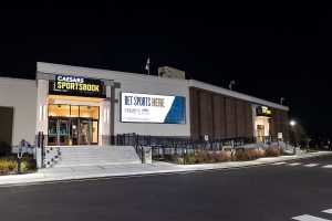 O local do New Caesars abre suas portas para apostas Grande inauguração do Caesars SportsBook no Hipódromo de Monmouth Park. O local do New Caesars abre suas portas para apostas esportivas, bar e restaurante na pista