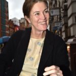 Dra. Ellen Kriesels, pediatra consultora de desenvolvimento do Whittington Hospital de Londres, chegando hoje a um tribunal médico em Manchester, onde o Conselho Médico Geral buscou sua suspensão devido a uma série de postagens 'racistas' e 'anti-semitas'