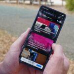 Uma tela de smartphone com um navegador aberto, o mascote do Android e alguns logotipos de navegador diferentes ao redor.