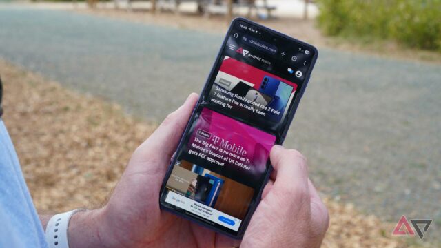 O melhor navegador Android do qual você nunca ouviu falar Uma tela de smartphone com um navegador aberto, o mascote do Android e alguns logotipos de navegador diferentes ao redor.