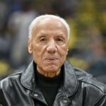 O membro do Hall da Fama Lenny Wilkens, que treinou o maior número de jogos na história da NBA, morre aos 88 anos