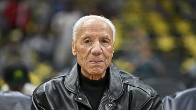 O membro do Hall da Fama Lenny Wilkens, que treinou o maior número de jogos na história da NBA, morre aos 88 anos
