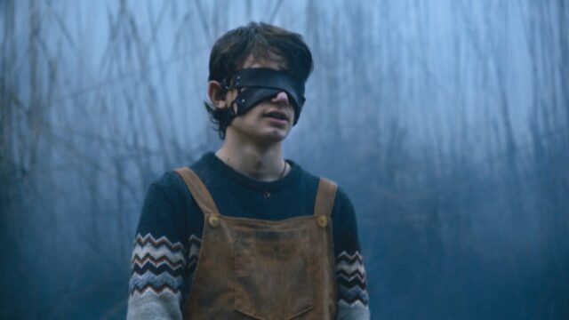 'O menino de olhos azuis claros' oferece um 'conto popular 'O menino de olhos azuis claros' oferece um 'conto popular sombrio' sobre medo, superstição e aceitação na Grécia rural: 'É para todos que não pertencem'