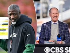 O mentor do ‘capitão do navio’, Bill Cowher, deu Aaron Glenn para a primeira temporada dos Jets O locutor da CBS Sports, Bill Cowher, sorrindo atrás de uma mesa com um microfone.