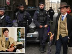 O misterioso ‘Homem Fedora’ que se acredita ser um detetive francês fora do Louvre é finalmente desmascarado O misterioso 'Homem Fedora' que se acredita ser um detetive francês fora do Louvre é finalmente desmascarado