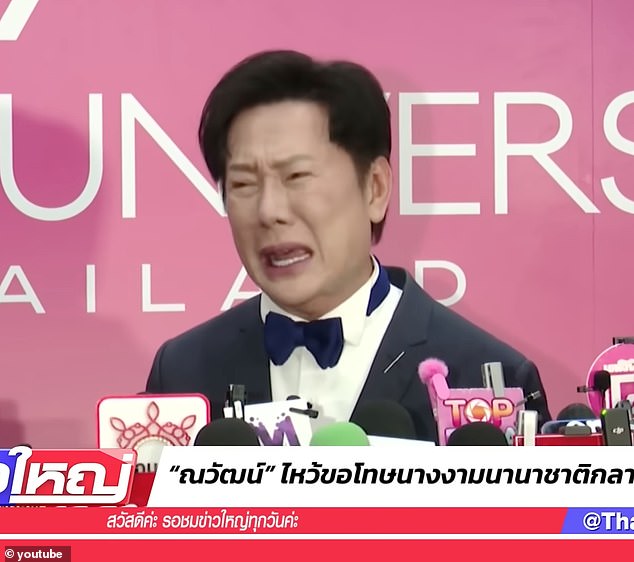 O momento em que o chefe do Miss Universo desaba Este é o momento em que o chefe do Miss Universo, Nawat Itsaragrisil (foto), desatou a chorar depois de rotular a Miss México, Fátima Bosch, de 'manequim', o que gerou um protesto