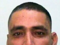 O ‘monstro’ da gangue de preparação de Rochdale que traficou meninas vulneráveis e engravidou uma menina de 13 anos não terá permissão para voltar à Grã-Bretanha depois de fugir do país Adil Khan, membro da gangue de aliciamento de Rochdale, que passou quatro anos atrás das grades depois de engravidar uma menina de 13 anos e depois conheceu outra menina e a traficou para outras pessoas, finalmente fugiu do Reino Unido uma década após o início do processo de deportação.