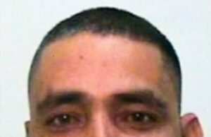 O ‘monstro’ da gangue de preparação de Rochdale que traficou meninas vulneráveis e engravidou uma menina de 13 anos não terá permissão para voltar à Grã-Bretanha depois de fugir do país Adil Khan, membro da gangue de aliciamento de Rochdale, que passou quatro anos atrás das grades depois de engravidar uma menina de 13 anos e depois conheceu outra menina e a traficou para outras pessoas, finalmente fugiu do Reino Unido uma década após o início do processo de deportação.