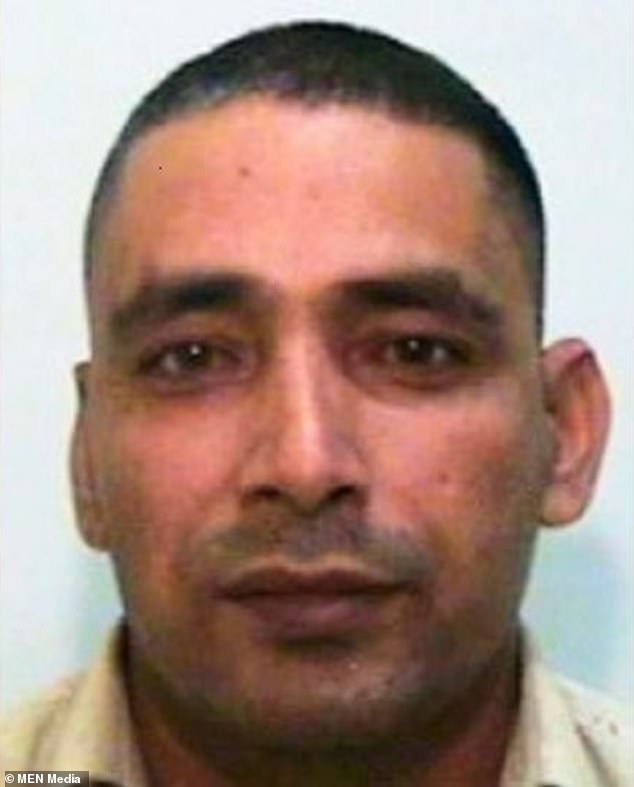 O 'monstro' da gangue de preparação de Rochdale que traficou Adil Khan, membro da gangue de aliciamento de Rochdale, que passou quatro anos atrás das grades depois de engravidar uma menina de 13 anos e depois conheceu outra menina e a traficou para outras pessoas, finalmente fugiu do Reino Unido uma década após o início do processo de deportação.